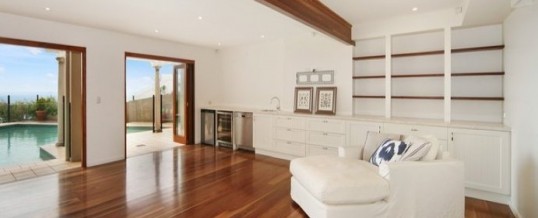 coolum beach entertainment/ bar